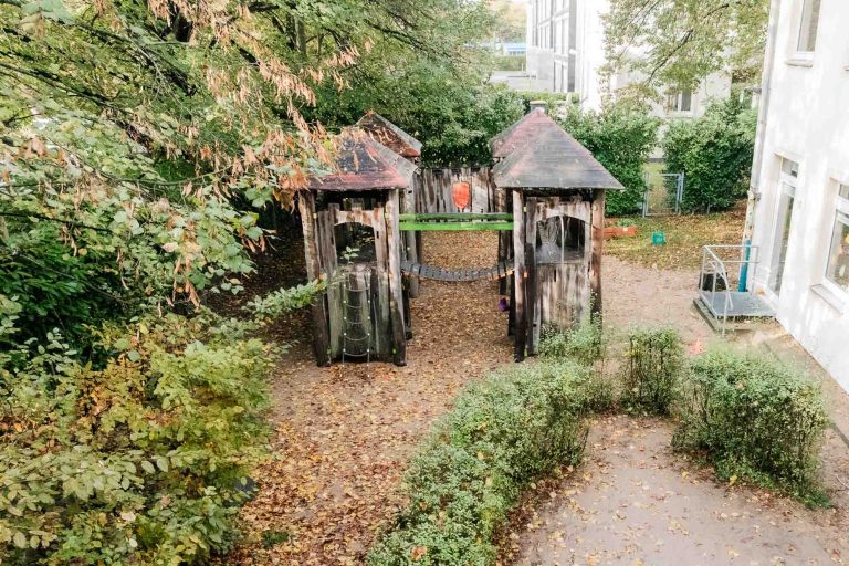 Ein Blick auf das Burgartige Klettergerüst in Junkersdorf